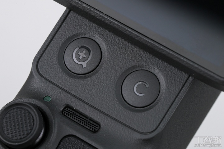 新增變焦與自訂義按鍵：單擊變焦鍵可切換2倍或切回1倍，雙即可切換4倍變焦。  ▲ 新增變焦與自訂義按鍵：單擊變焦鍵可切換2倍或切回1倍，雙即可切換4倍變焦。