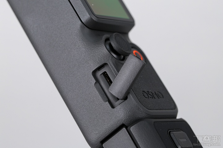 卡槽防護設計：記憶卡槽新增防護蓋，提升防護耐用性。  ▲ 卡槽防護設計：記憶卡槽新增防護蓋，提升防護耐用性。