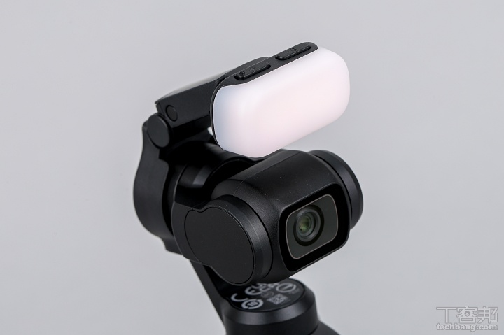 磁吸補光燈：接上機身可上下搬動微調高度與調整亮度、色溫，滿足低光自拍需求。