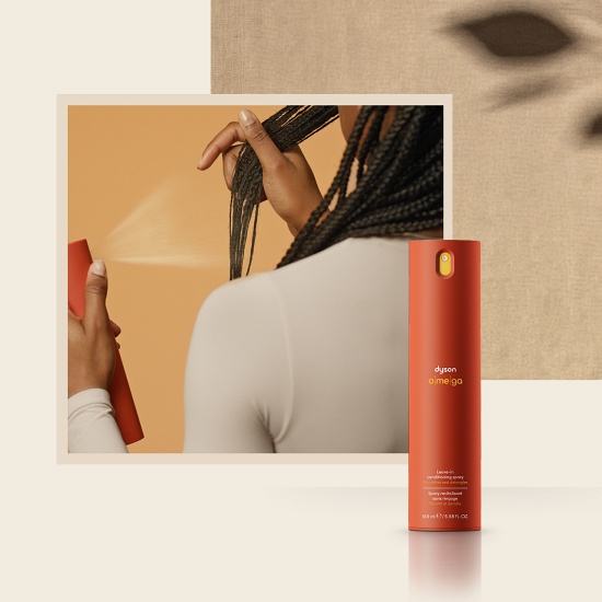 Dyson Omega 水潤護髮噴霧瓶中為凝膠乳狀質地，透過專利噴頭將凝膠轉化為細緻霧狀，提供 8 合1 多重護理效果，包括滋養、順髮與抗毛躁等。實驗顯示可減少髮絲斷裂達 73%。為快速整理與保養的實用選擇。
