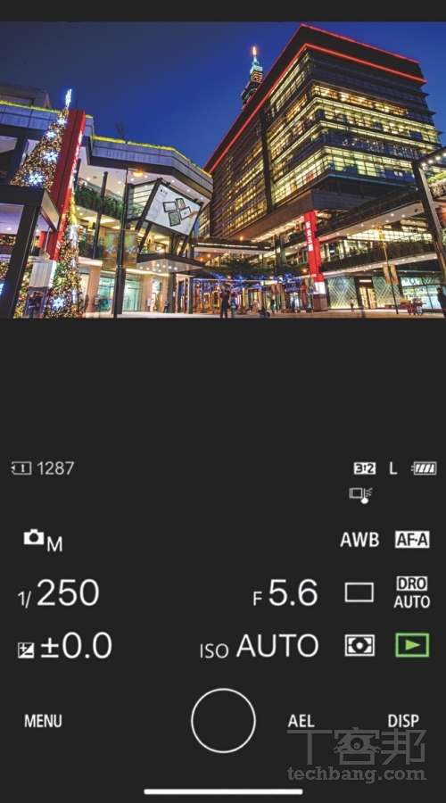 若是不想額外購買快門線，也可改用相機品牌釋出的 APP，與相機連線後進行無線遙控拍攝。