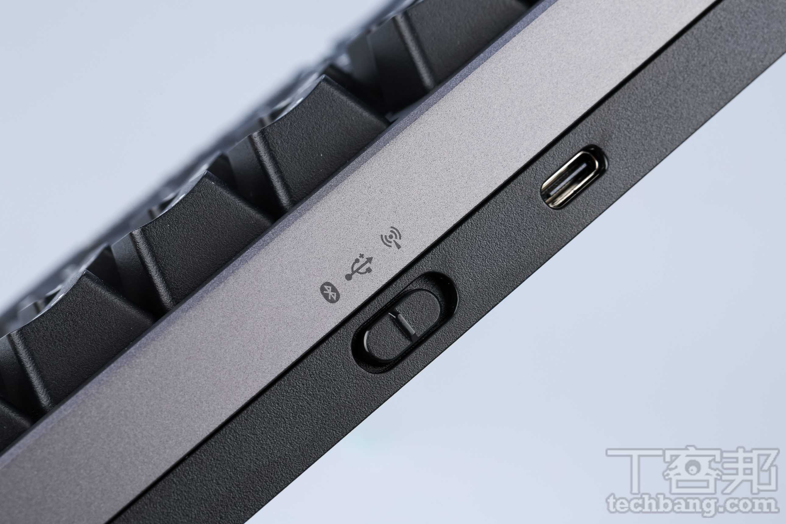 連線模式切換機身側邊提供實體切換開關，可在藍牙、2.4GHz 無線與有線模式之間切換，旁邊則是 USB-C 連接埠。