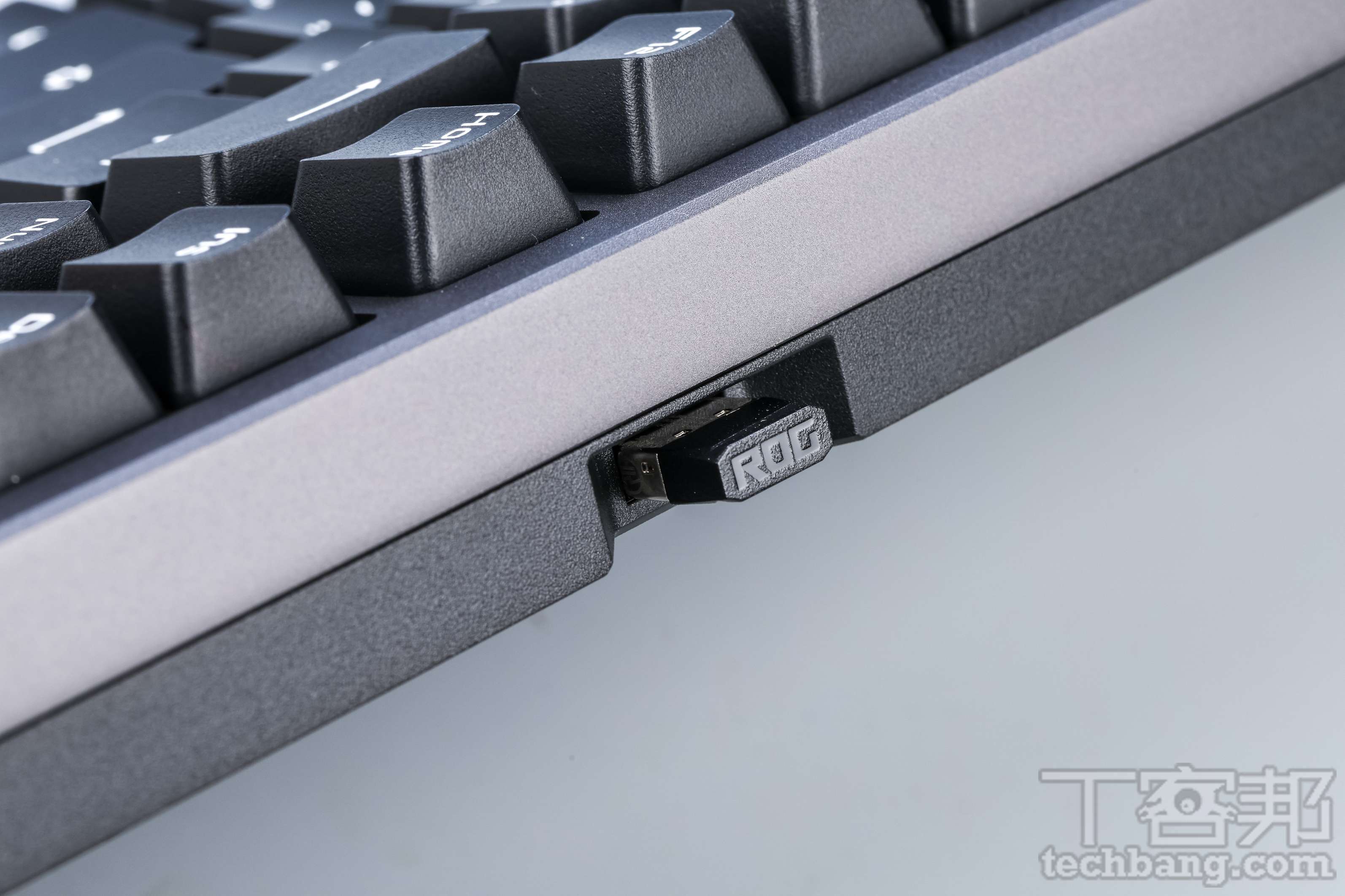 無線接收器收納 2.4GHz Omni 接收器可直接收納於鍵盤上方，外出攜帶或桌面整理時較不容易遺失。