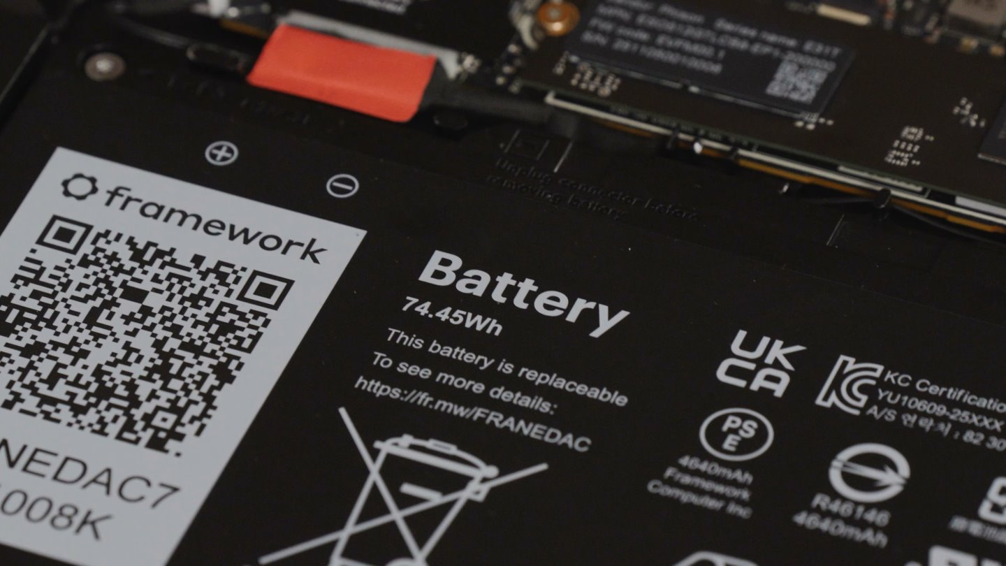 Laptop 13 Pro的電池容量為74.45 Wh，搭配Core Ultra系列3處理器可以代來超過20小時Netflix影片播放的續航力。