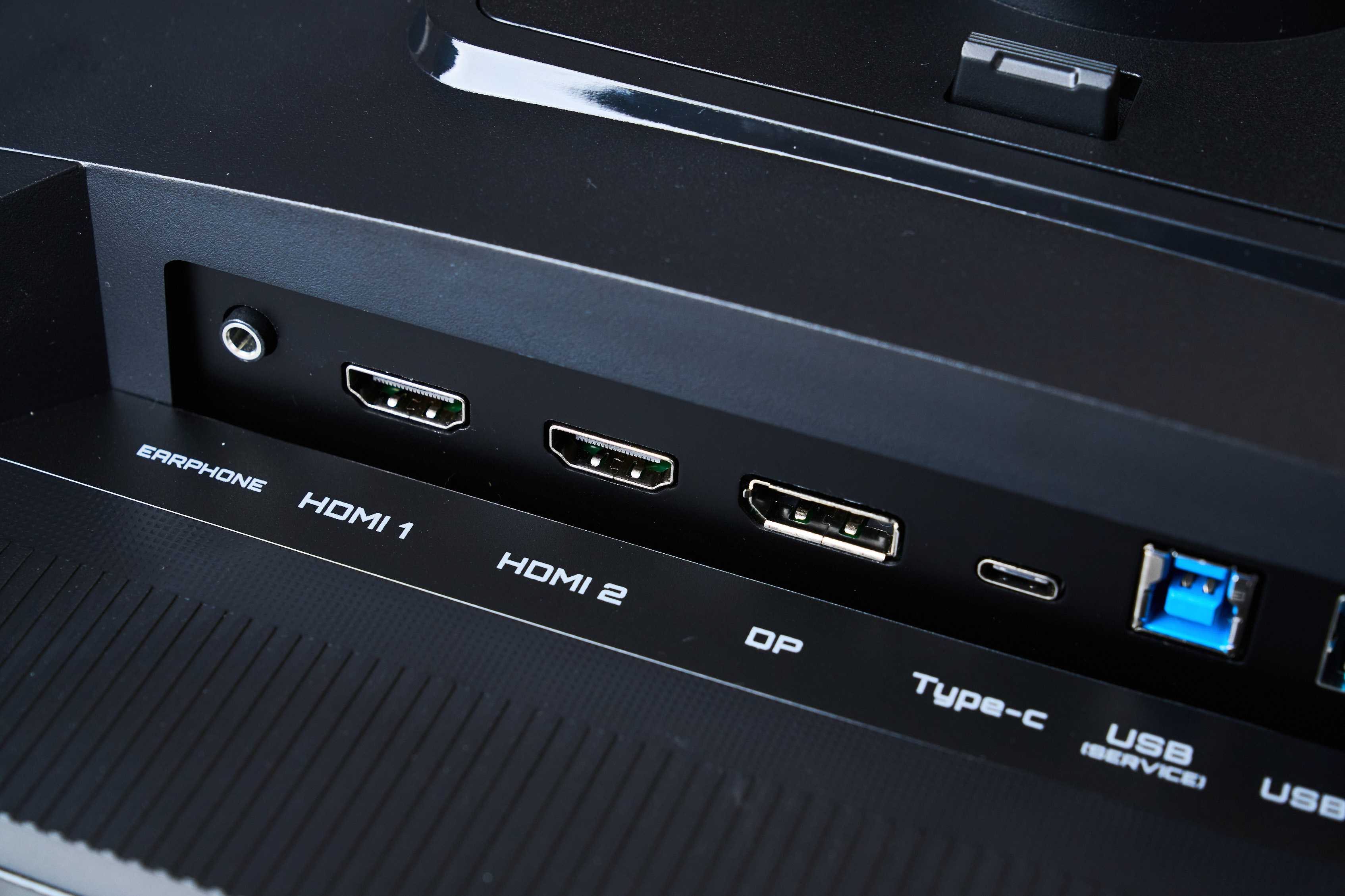 MO27Q28GR 提供完整的 I/O 配置，包括 HDMI 2.1 x2、DP 1.4、USB-C（支援 DP Alt.+18W PD）…等。