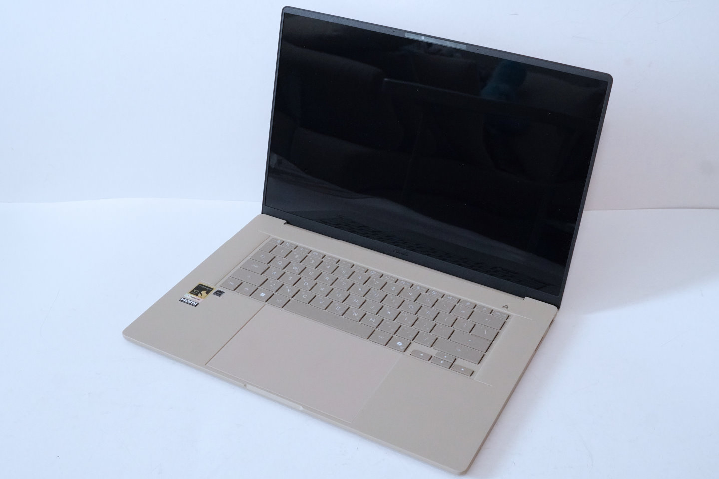 這次的樣品為搭載Snapdragon X2 Elite Extreme X2E-96-100 SoC的Asus Zenbook A16筆記型電腦，它也搭載解析度為2880 x 1800的16吋Asus Lumina OLED顯示器。