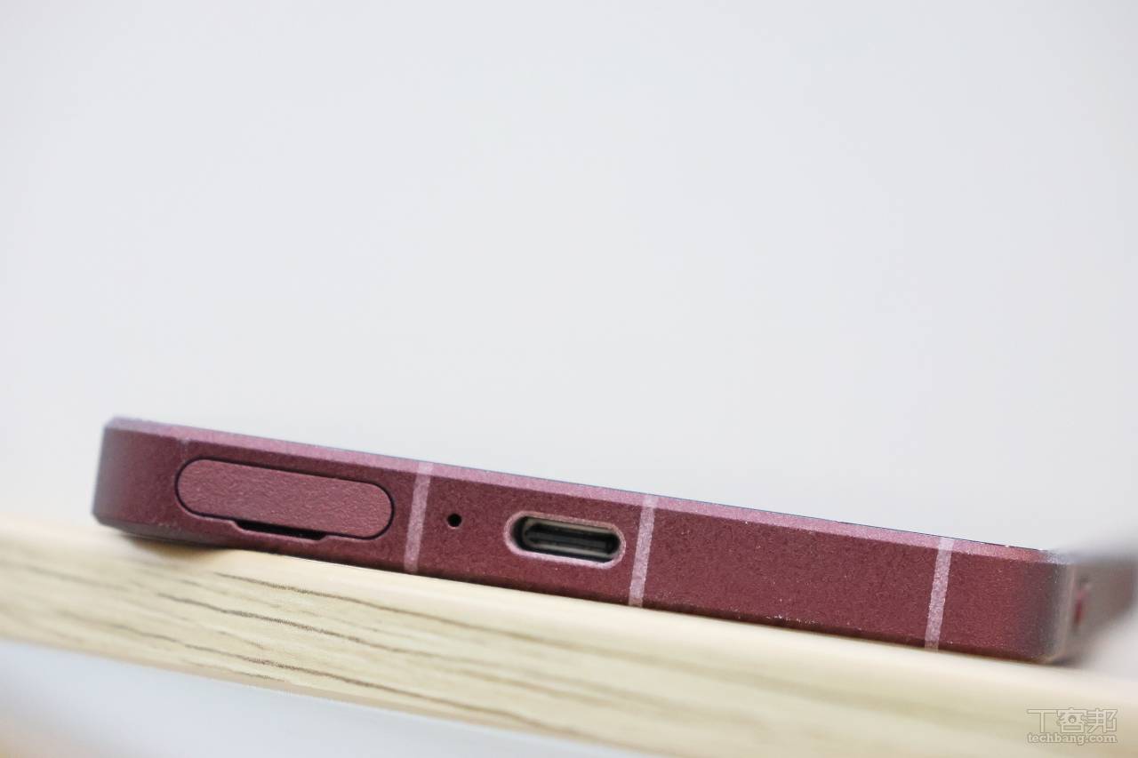 底部有可直接取出的 SIM 卡槽、USB-C 連接埠、麥克風。
