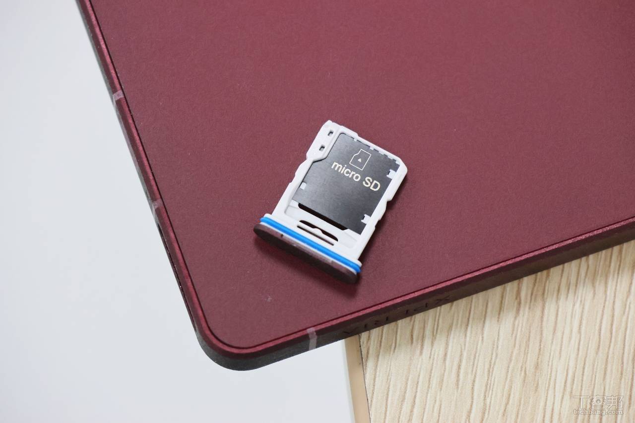 少見可以擴充 micro SD 卡的旗艦機。