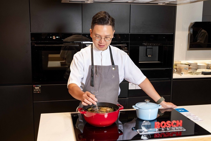 最後「油封櫻桃鴨腿」則透過 Bosch 8 系列 Flex IH 感應爐，展現彈性爐面與穩定火候控制的優勢。油封料理講求長時間、低溫且穩定的加熱環境，8 系列 Flex IH 感應爐搭載 Flex Zone 彈性烹調區域，可智慧偵測鍋具位置與尺寸，並自動延伸加熱範圍，不受限於固定爐圈或鍋具大小。搭配獨立精準控溫設計，讓長時間料理更穩定、操作更直覺。