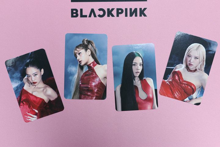 購買任一聯名商品隨機一款 BLACKPINK 成員小卡，不單獨販售，進一步強化粉絲收藏價值。