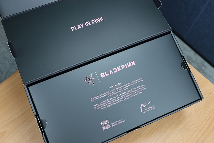 打開外盒後，除了Razer 與 BLACKPINK 的標誌外，還有「PLAY IN PINK」的聯名標語，下方則有 Razer X BLACKPINK的聯名歡迎卡。