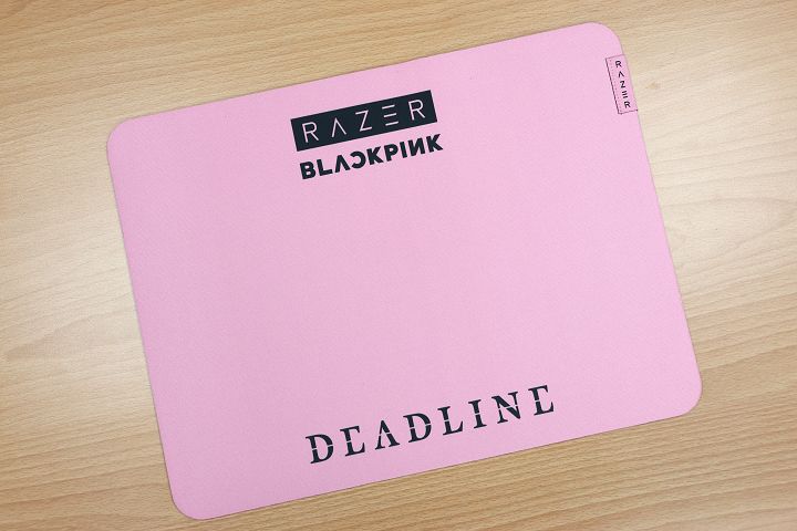 Razer Gigantus V2 Medium 滑鼠墊換上Razer X BLACKPINK 聯名設計，以粉色為主色調，再加上聯名標示與〈DEADLINE〉字樣。