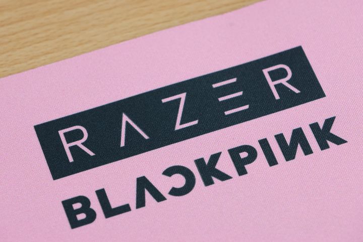 鼠墊保有超細織紋表面，Razer X BLACKPINK 聯名相當顯眼。