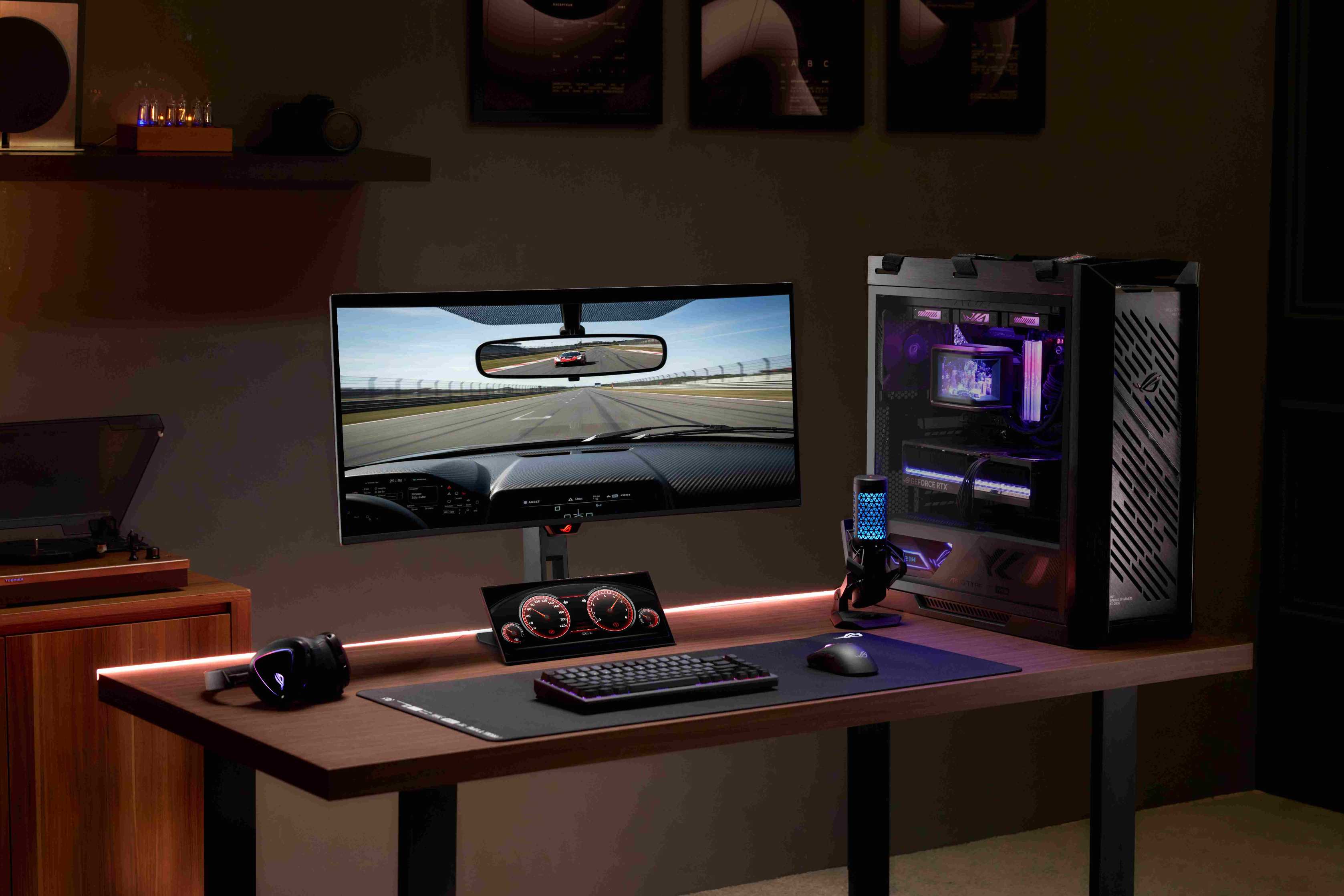 ROG 發表 12.3 吋桌面控制副螢幕 Strix XG129C,搭配 34 吋曲面 OLED 電競螢幕同步亮相