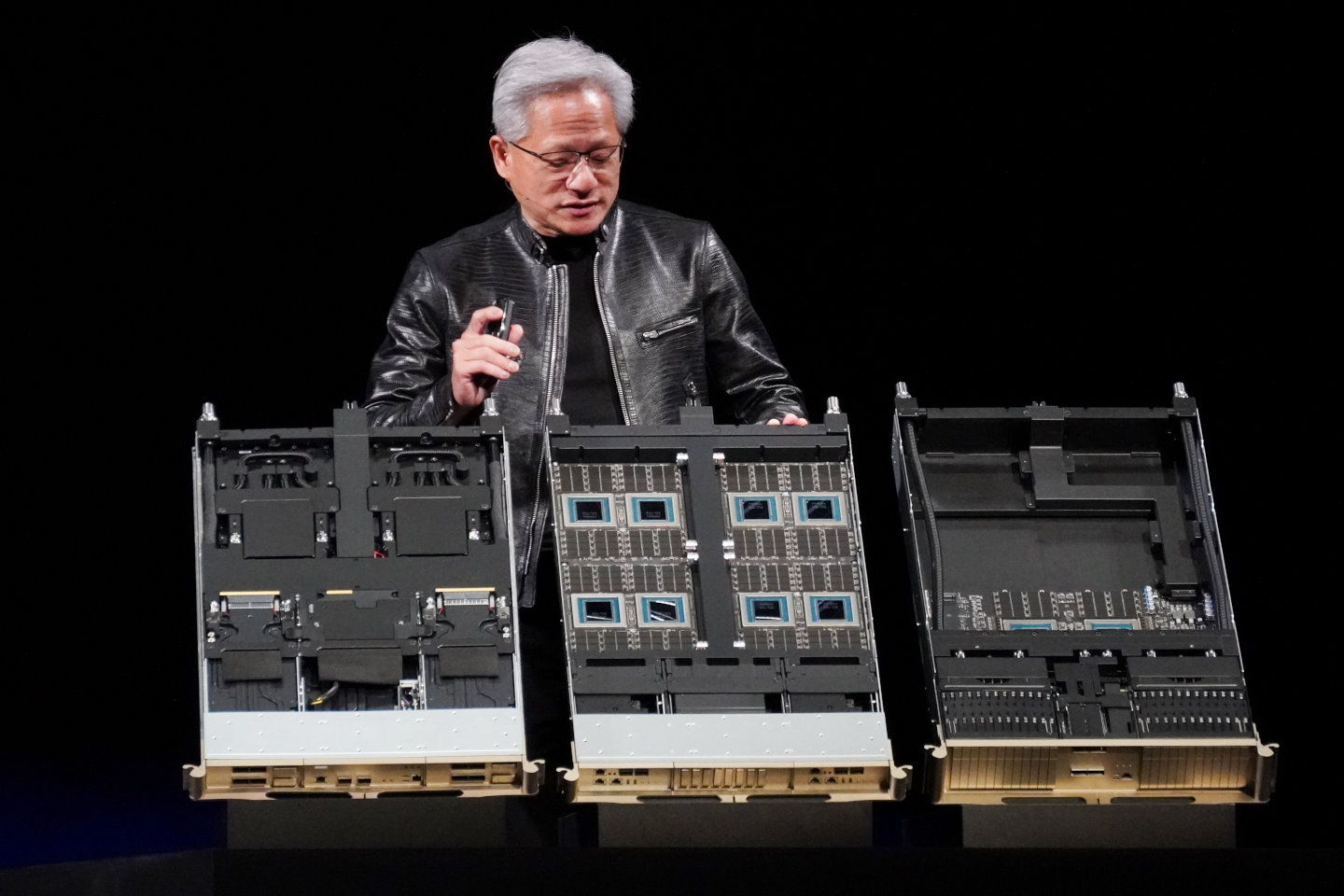 黃仁勳也介紹了Vera Rubin世代的7種晶片與5種機櫃，並強調Vera處理器在代理式AI運算的優勢。筆者也將於後續專文詳細說明。