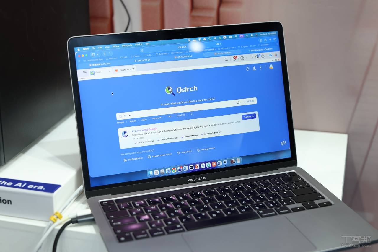 升級後的 Qsirch 將 AI 語意搜尋應用於整機多媒體與文件，支援關聯性摘要預覽與自動語音轉文字功能，提升影音內容的檢索效率。