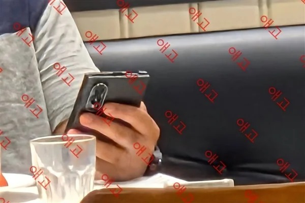 三星新摺疊旗艦意外曝光！Galaxy Z Fold8 實機遭捕獲、螢幕摺痕「近乎無痕」黑科技現身