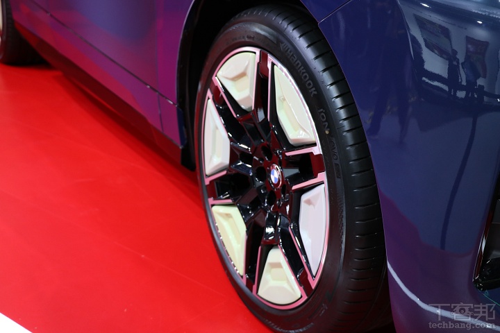 【COMPUTEX 2026】元太攜手 BMW 展出彩色電子紙概念車，車身顏色隨心情一鍵切換