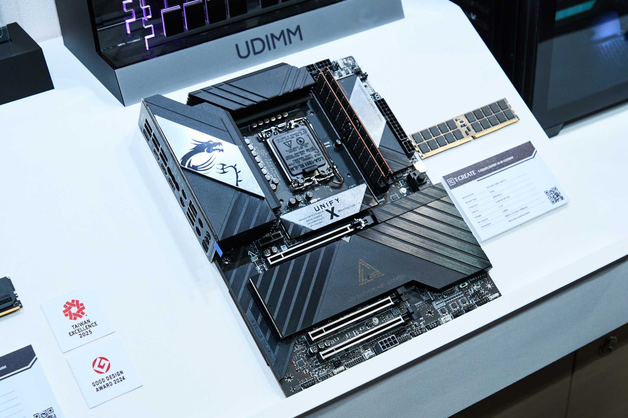 T-CREATE EXPERT AI 4R CUDIMM 搭配 MSI MEG Z890 UNIFY-X 主機板的實際安裝展示。