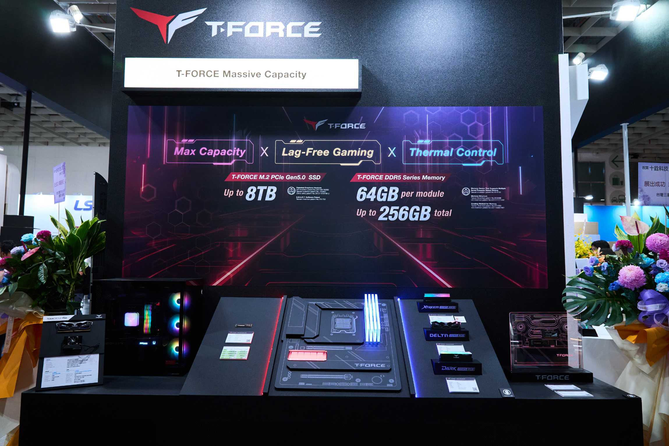 T-FORCE「Massive Capacity」展區，以最大容量、零延遲遊戲與散熱控制三大主軸，展示固態硬碟最高 8TB、記憶體最高 256GB 的旗艦電競配置。