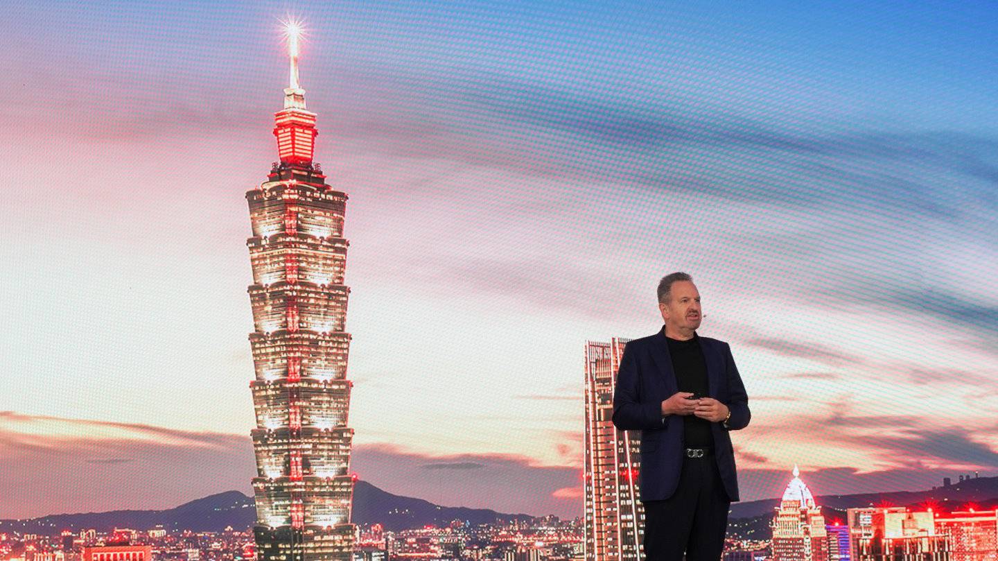 Arm執行長Rene Haas在Computex台北國際電腦展2026的CEO演說中，第一張投影片就以台灣最醒目的地標101大樓為背景。