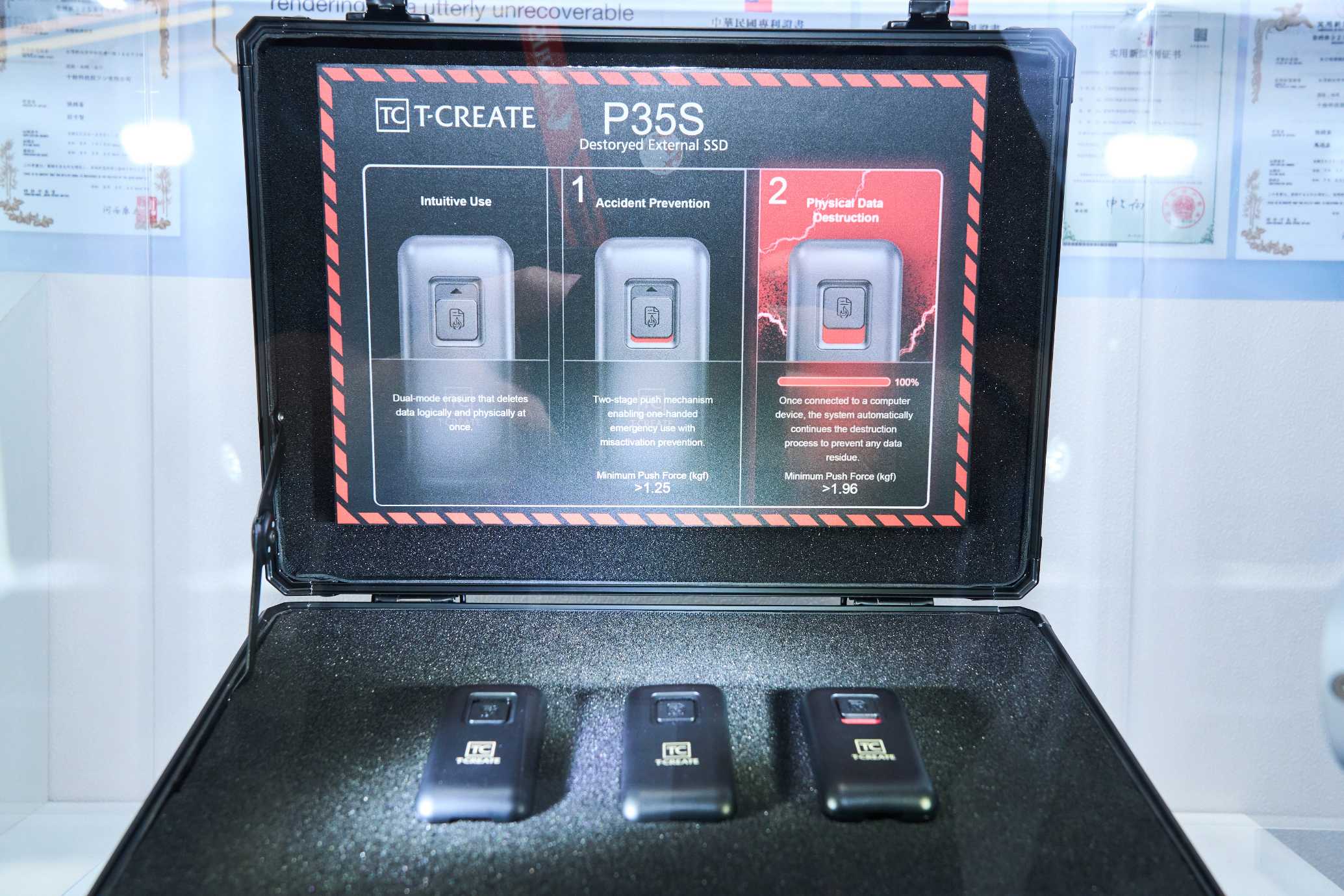 T-CREATE EXPERT P35S 具備雙段安全推鍵結構，只需簡單的操作流程，就能觸發物理銷毀，確保機密資料永久不可復原。