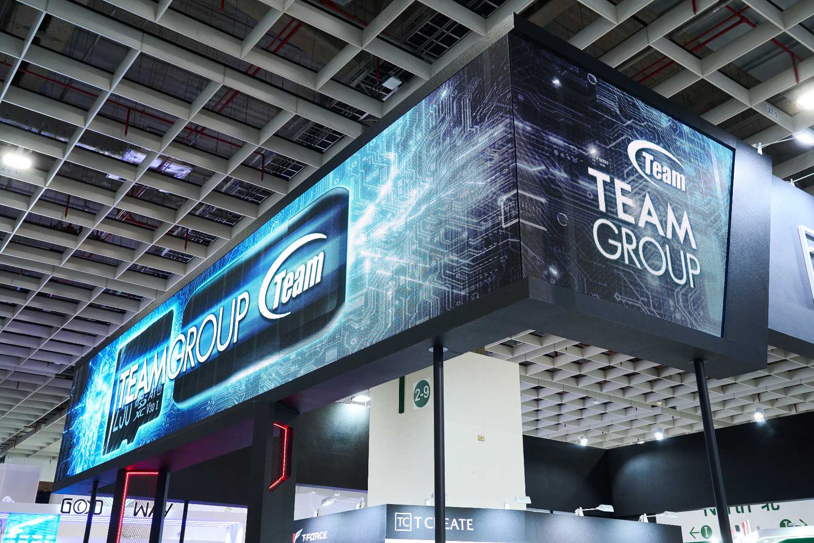 【COMPUTEX 2026】十銓雙展區直擊：T-FORCE 十週年碳纖美學、解放 AI PC 完全效能與「一鍵自毀」資安防護技術革命