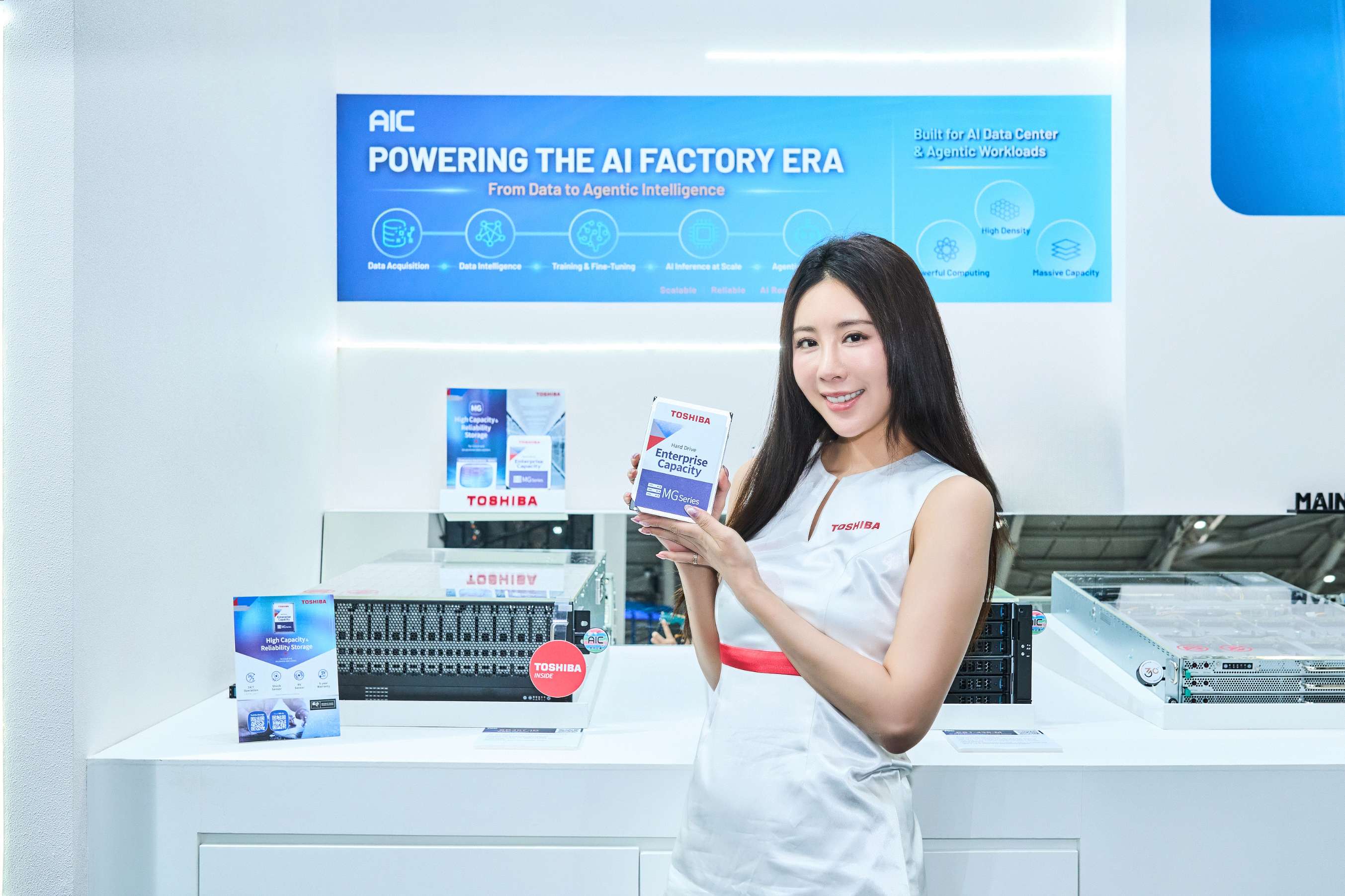 營邦企業（AIC）以「Powering the AI Factory Era」為主題，與 Toshiba MG11 企業級硬碟攜手展示高密度 AI 資料中心儲存解決方案，打造從資料擷取到 AI 推論的完整儲存骨幹。