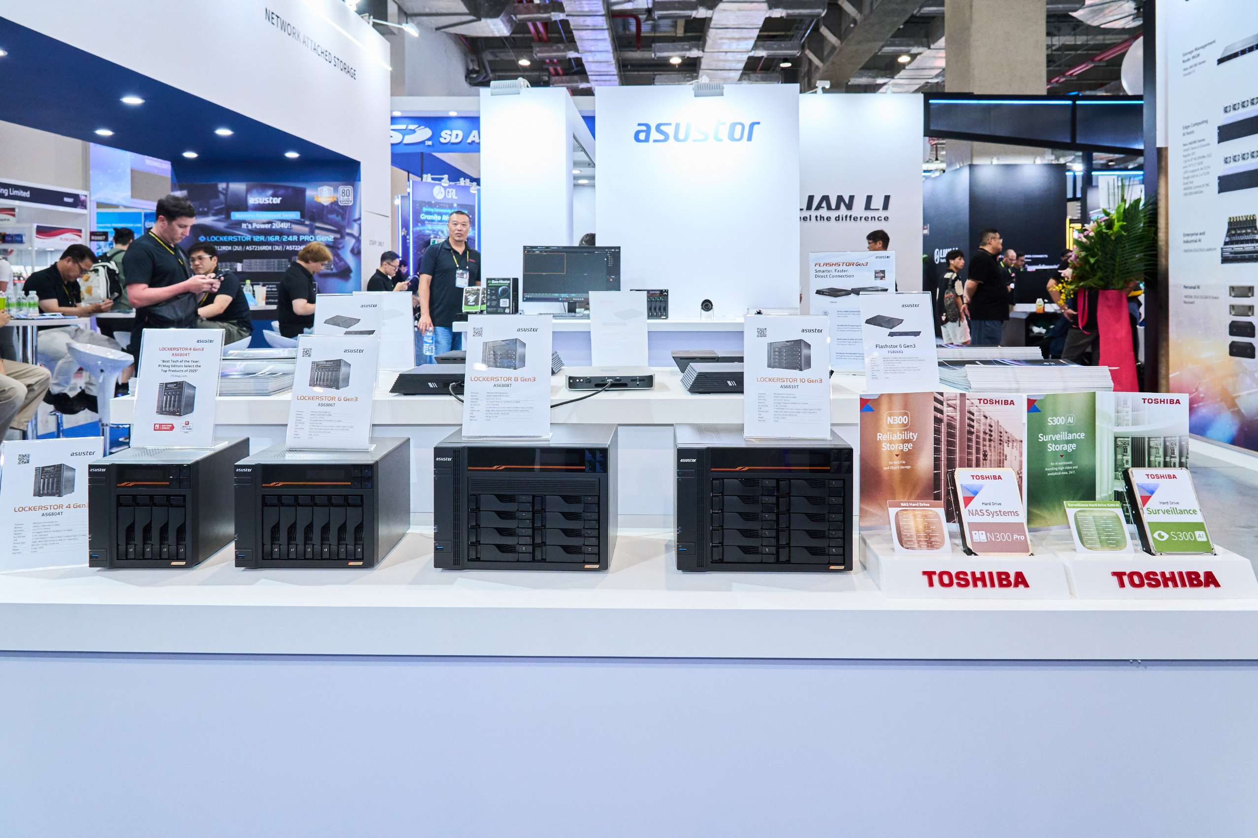 華芸科技 Lockerstor Gen3（AS68）系列 NAS 陣容，搭載 AMD Ryzen V3C14 處理器、最高 64GB ECC DDR5 記憶體，還有雙10 GbE 與雙5 GbE 網路連接埠，結合 N300 Pro 的 NASLink™ 韌體優化，專為企業端邊緣儲存高負載應用而生。