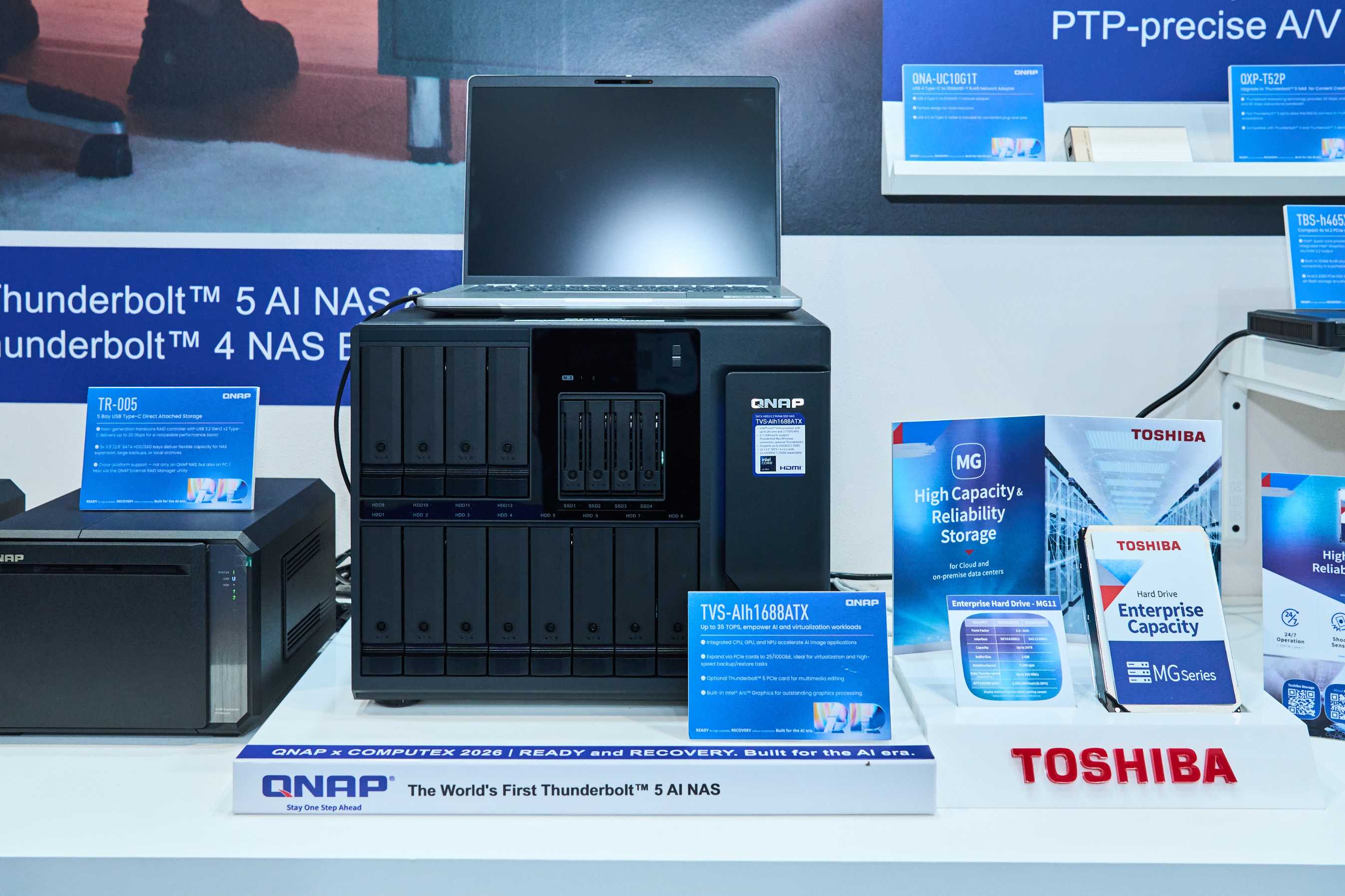 ▼ QNAP TVS-AIh1688ATX 搭配 Toshiba MG11 企業級硬碟聯合展示，這台全球首款 Thunderbolt 5 AI NAS，搭載 Intel Core Ultra 處理器與 36 TOPS AI 算力，結合 12+4 混合式儲存擴充架構，打造海量空間與極致頻寬兼具的多媒體工作站。