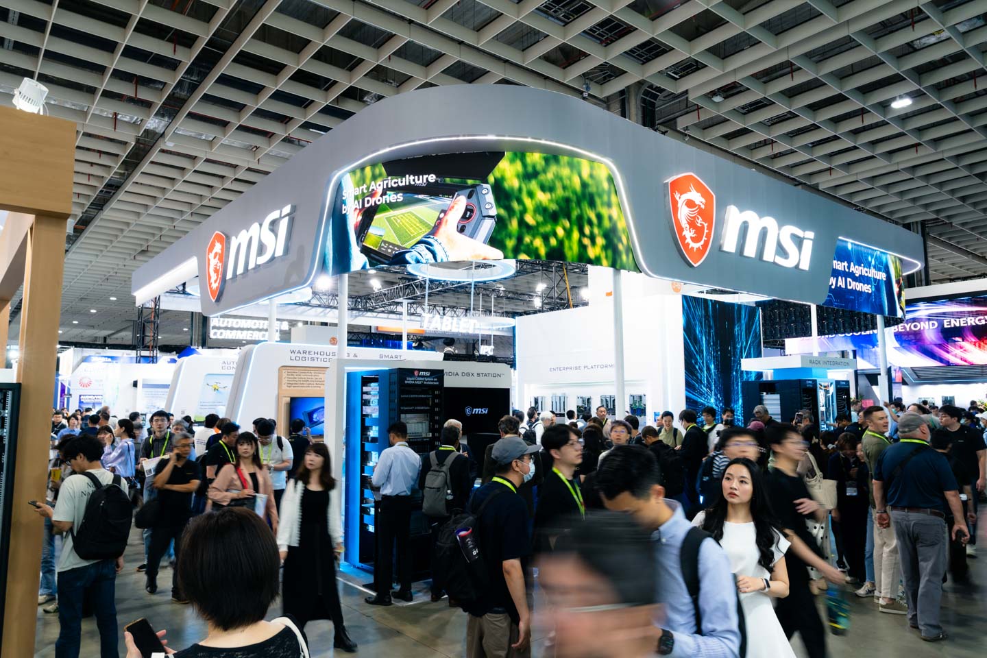 微星推出全新 AI PC 系列產品，以尖端技術全面進駐隨身遊戲、專業創作與日常工作等多元場景。