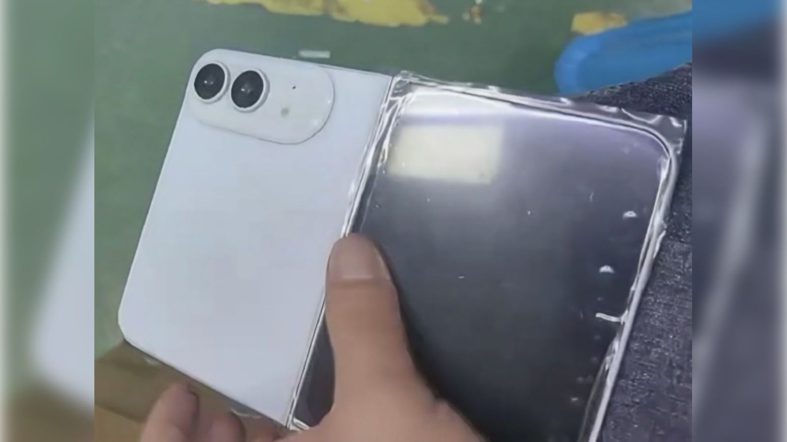 疑似蘋果首款摺疊機 iPhone Ultra 模型機曝光！首發主打絕美純白、最快今年 9 月亮相