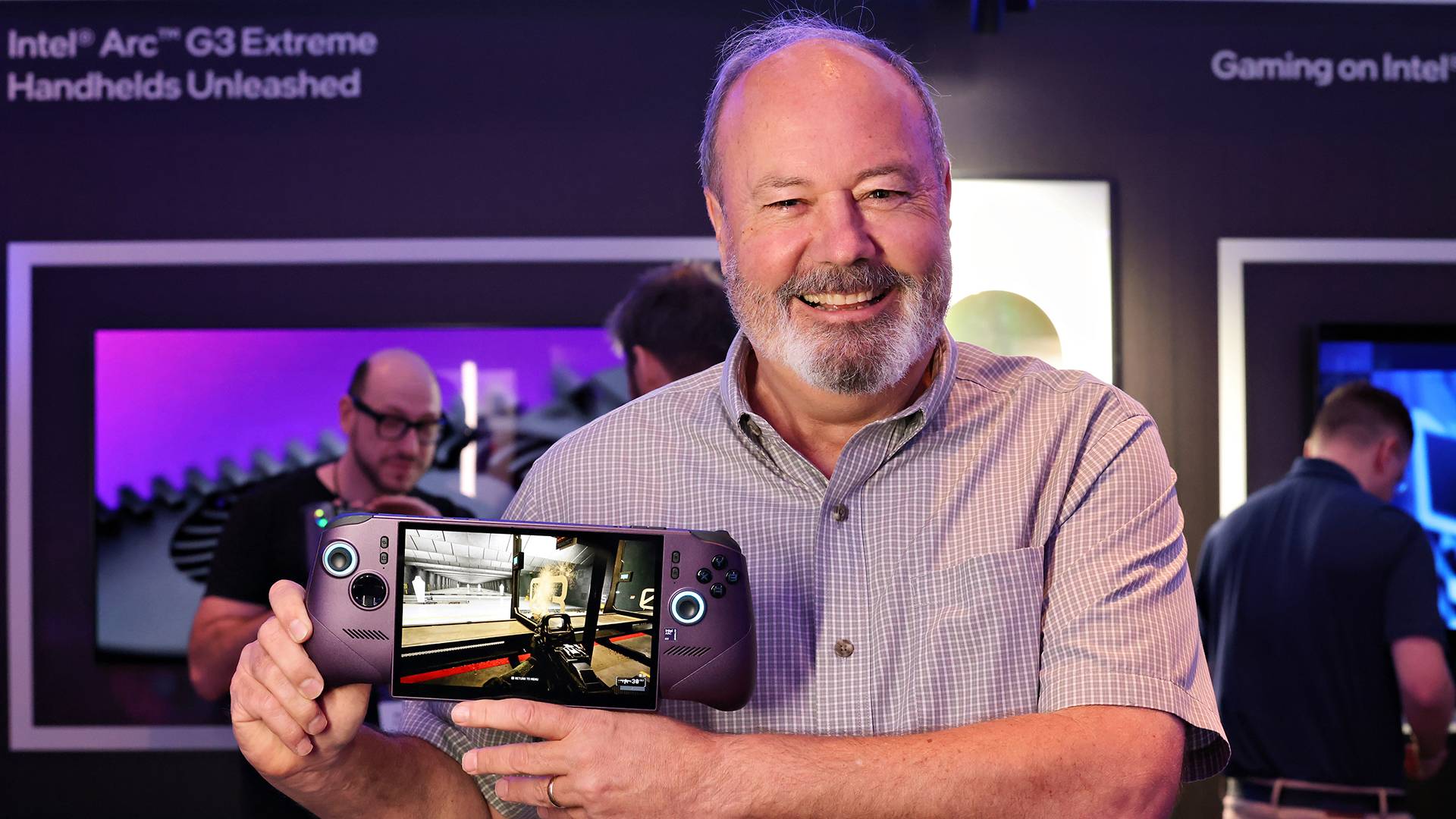 Intel 用戶端運算事業群資深副總裁暨總經理 Jim Johnson 展示全新 MSI Claw 8 EX AI+ 掌機。