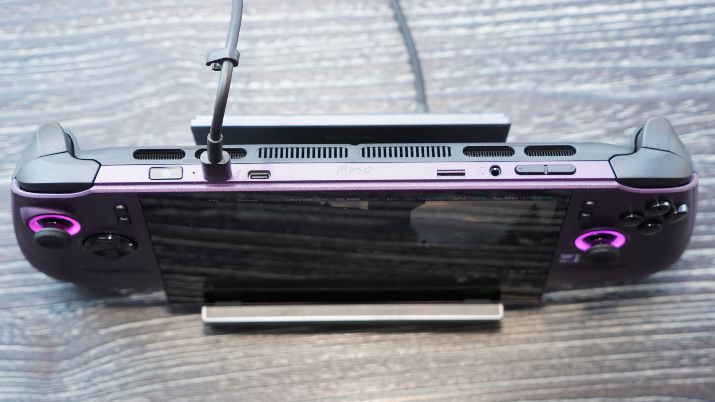機身頂部2組Thunderbolt 4端子，以及microSD讀卡機與3.5mm音訊端子。