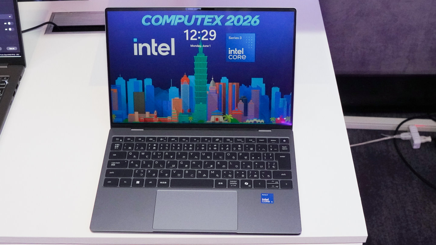 Dell XPS 13的機身重量只有1 KG，搭配金屬材質機身質感相當好。