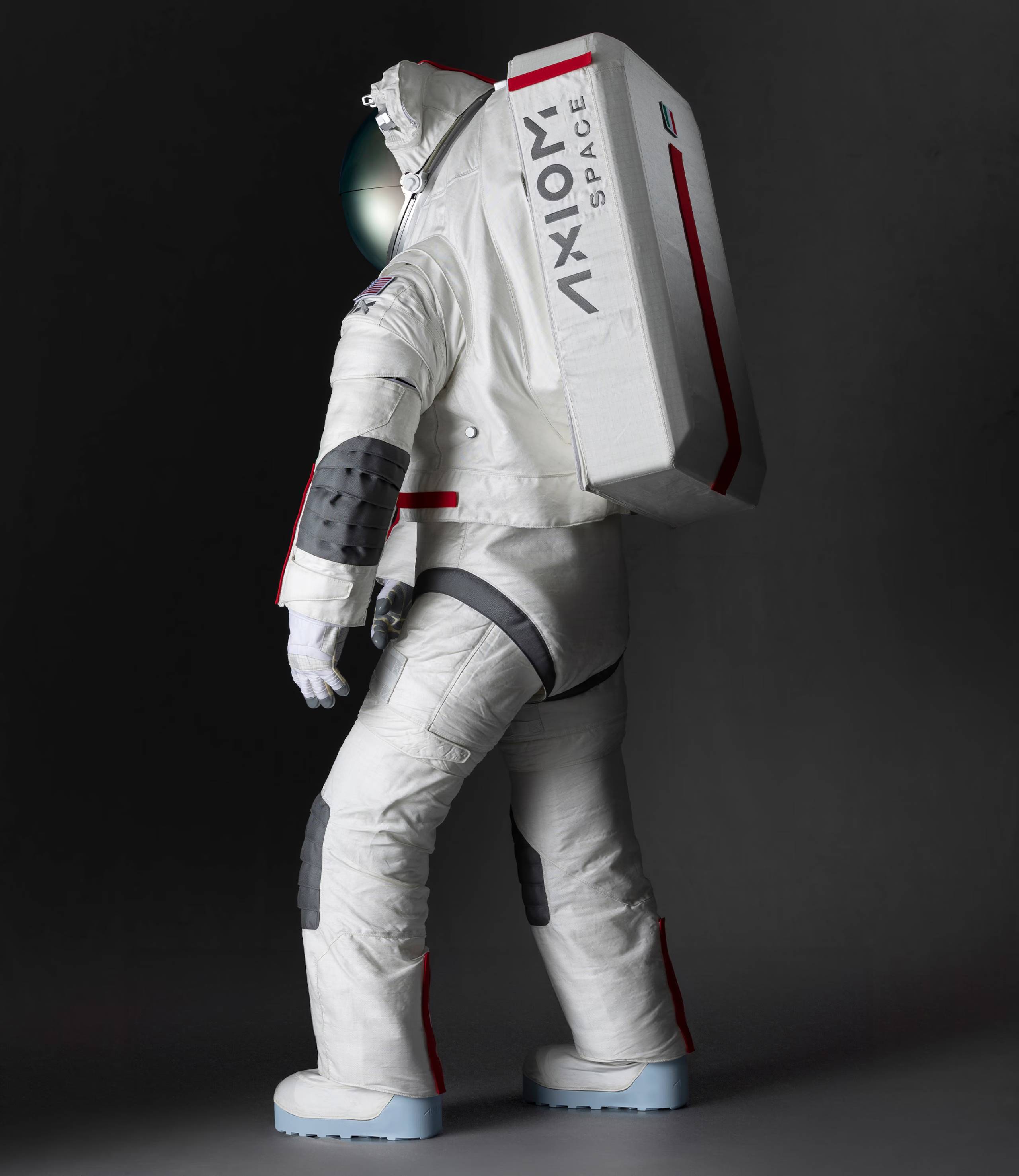 Prada 跨界太空科技，與 Axiom Space 打造登月太空衣液冷通風內層