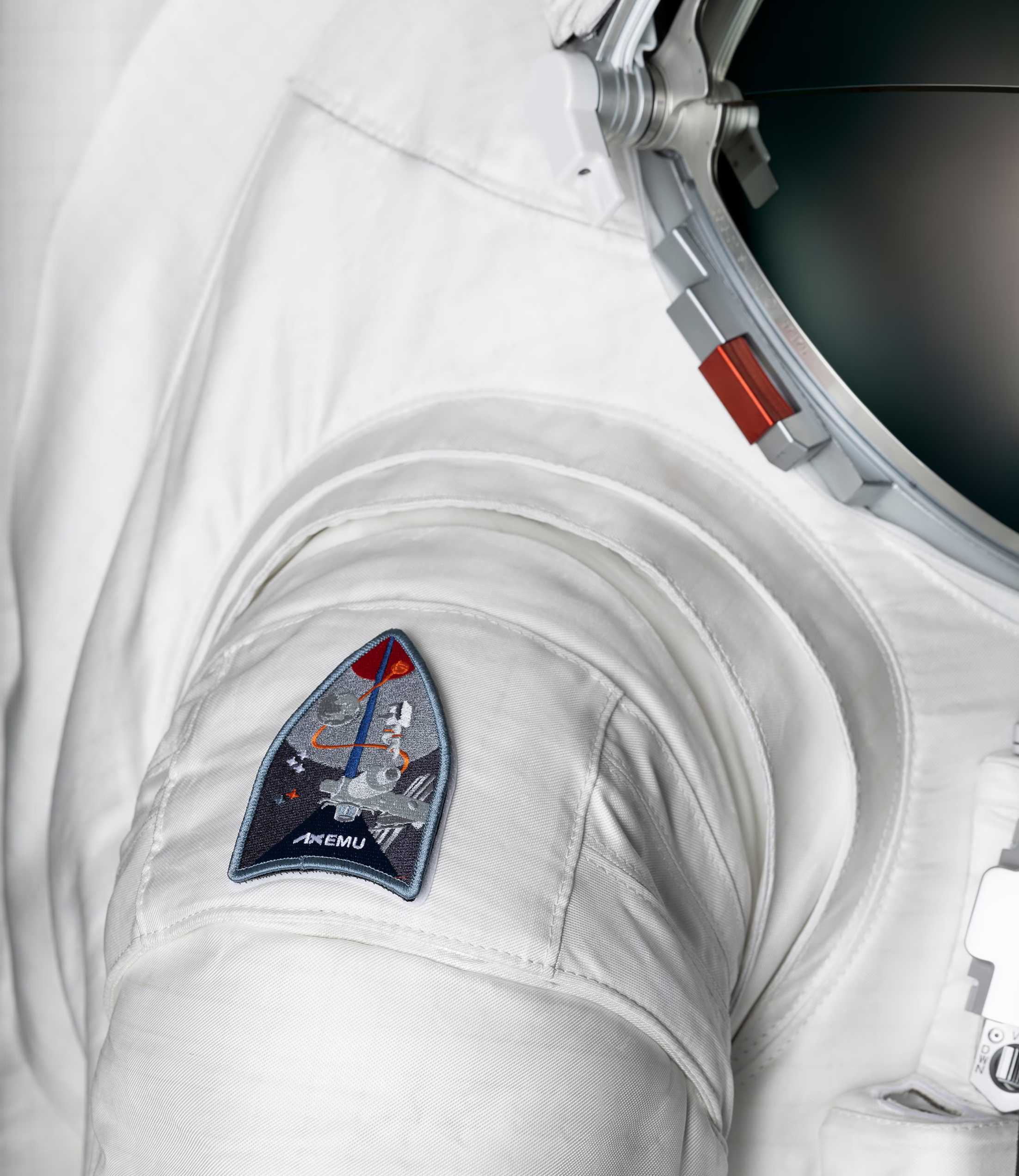 Prada 跨界太空科技，與 Axiom Space 打造登月太空衣液冷通風內層