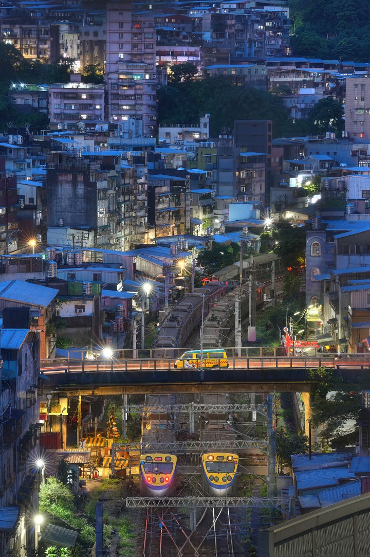 在距離持續變化的縱向追焦場景中，α7R VI 即使面對昏暗光線和複雜干擾物，還是能穩定辨識並追蹤主體，展現可靠的對焦表現。(Sony α7R VI + FE 70-200mm F2.8 GM OSS II、153mm，F2.8、1/100s、ISO 640)(看大圖)