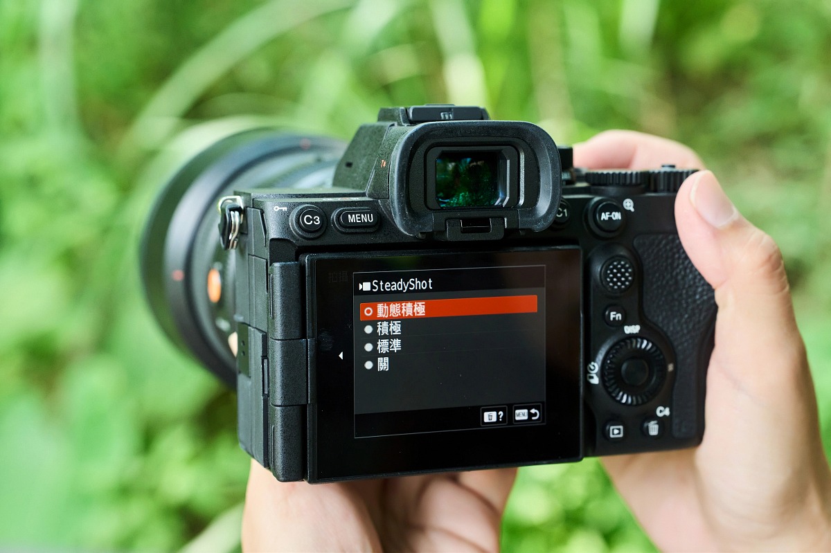 Sony α7R VI 加入了前作所沒有的「動態積極防手震」功能，即使邊走邊拍也能獲得出色的穩定效果。