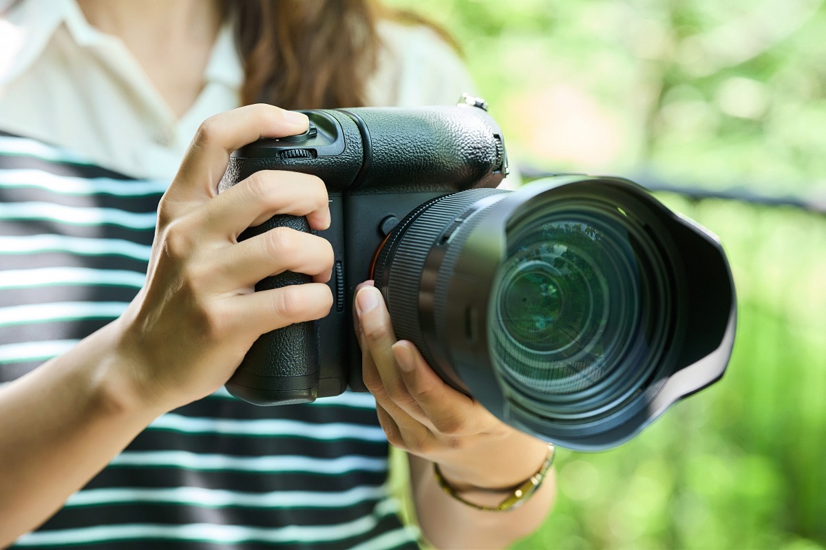 Sony α7R VI 可搭配全新 VG-C6 垂直手把，提升橫、直幅拍攝時的操作穩定性，並進一步延長外拍續航力。