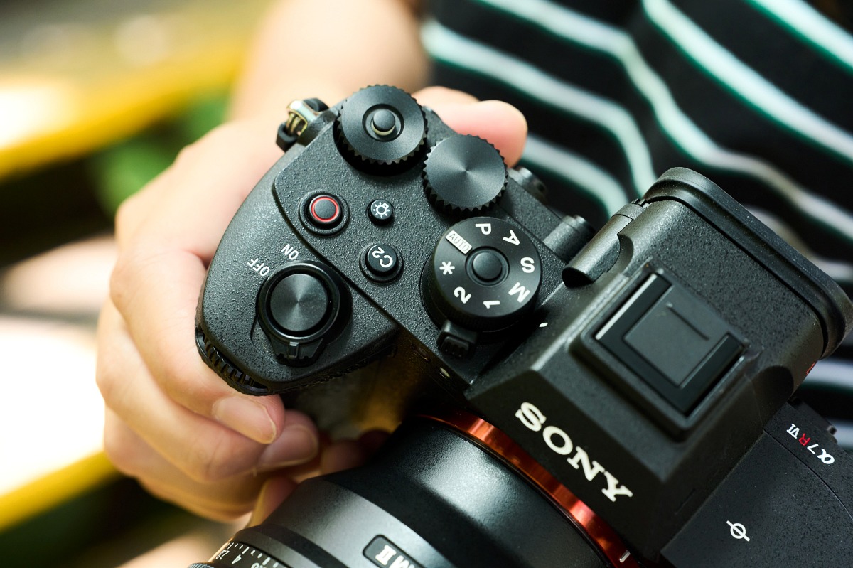 α7R VI 是 Sony 首款內建按鍵背光功能的機種，按下模式轉盤旁的燈泡圖示鍵即可開啟背光，方便攝影師在低光或全黑環境下操作相機。