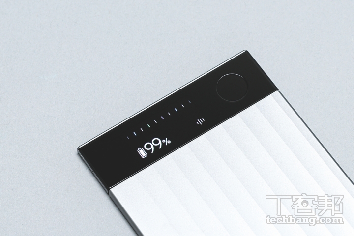 InstantView 顯示螢幕新增的顯示螢幕為 AMOLED 規格,並採用康寧 gorilla 玻璃製成。