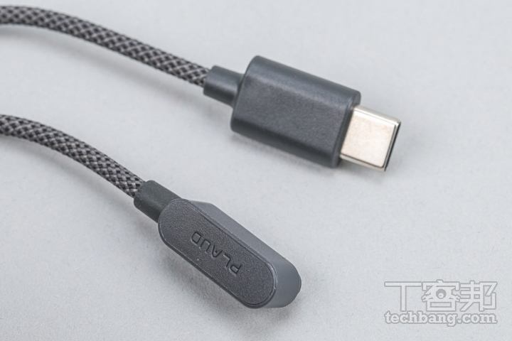 專用充電線機身並非支援 Type-C 規格,須使用隨盒附贈專用的充電線材充電。