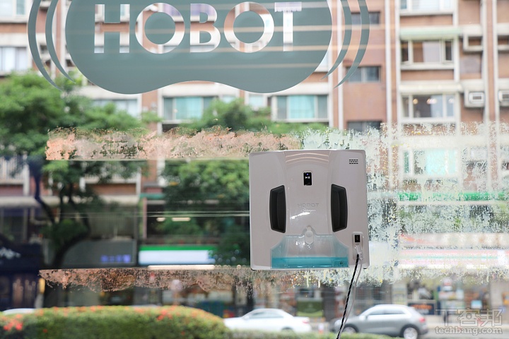 全球首創「雙刀流」刮刀擦窗機器人!玻妞 HOBOT-SP10 在台上市,售價 13,800 元
