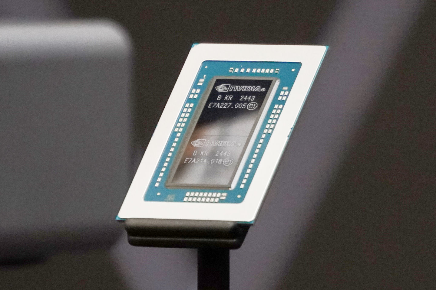 記者會中展示的RTX Spark SoC。值得注意的是上方打印的晶片週期為2443,代表2024年第43週生產。