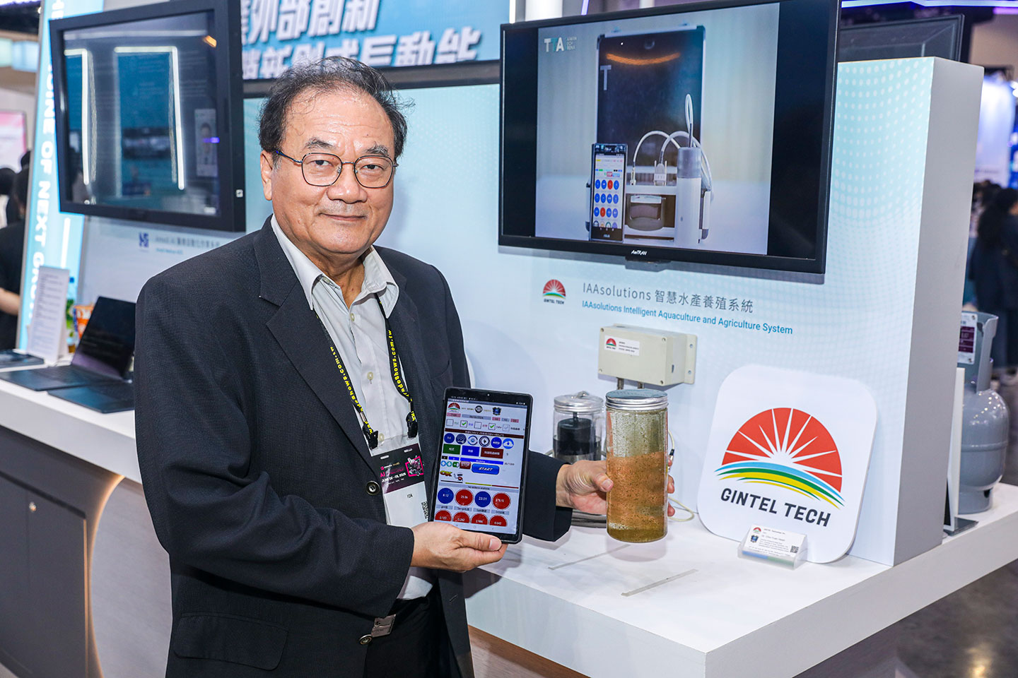 禾生科技展出攤位與謝金原博士。