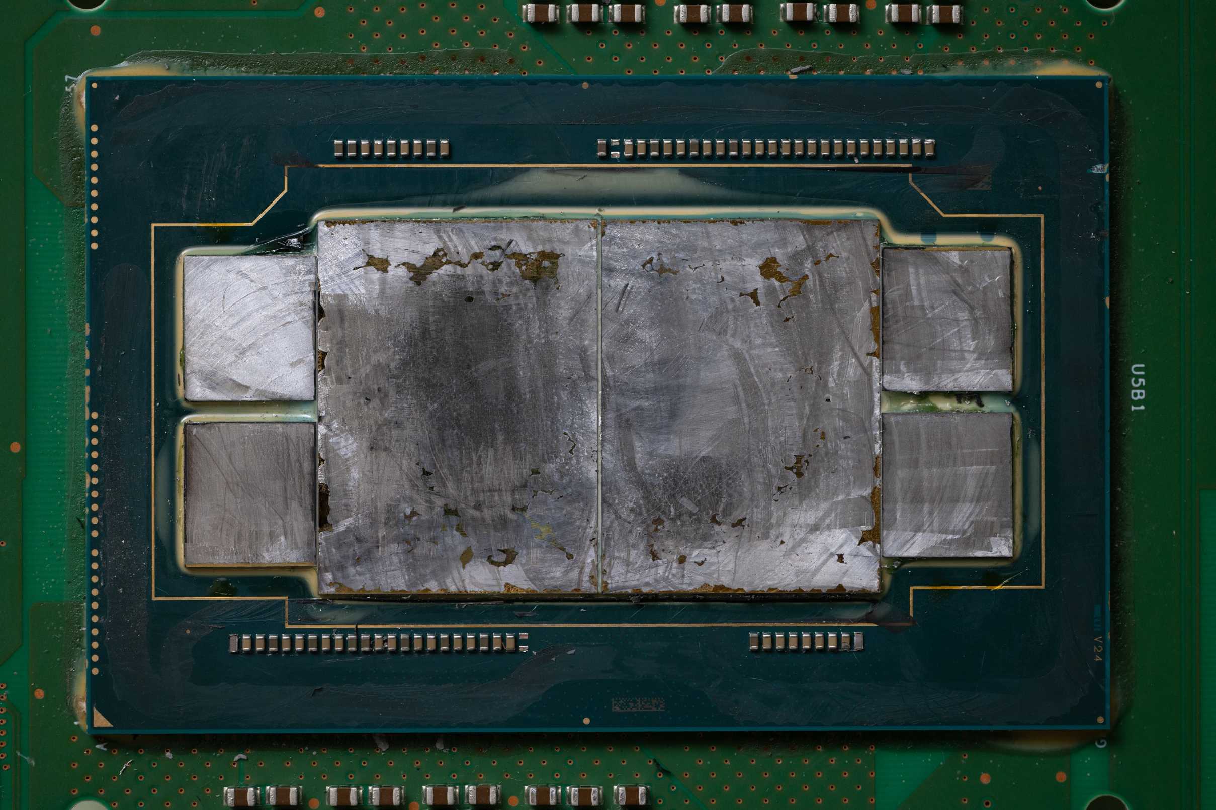 Intel 歷史塵埃中的巨獸：已取消的 Xe-HP Arctic Sound 2T 雙晶片 GPU 實物曝光