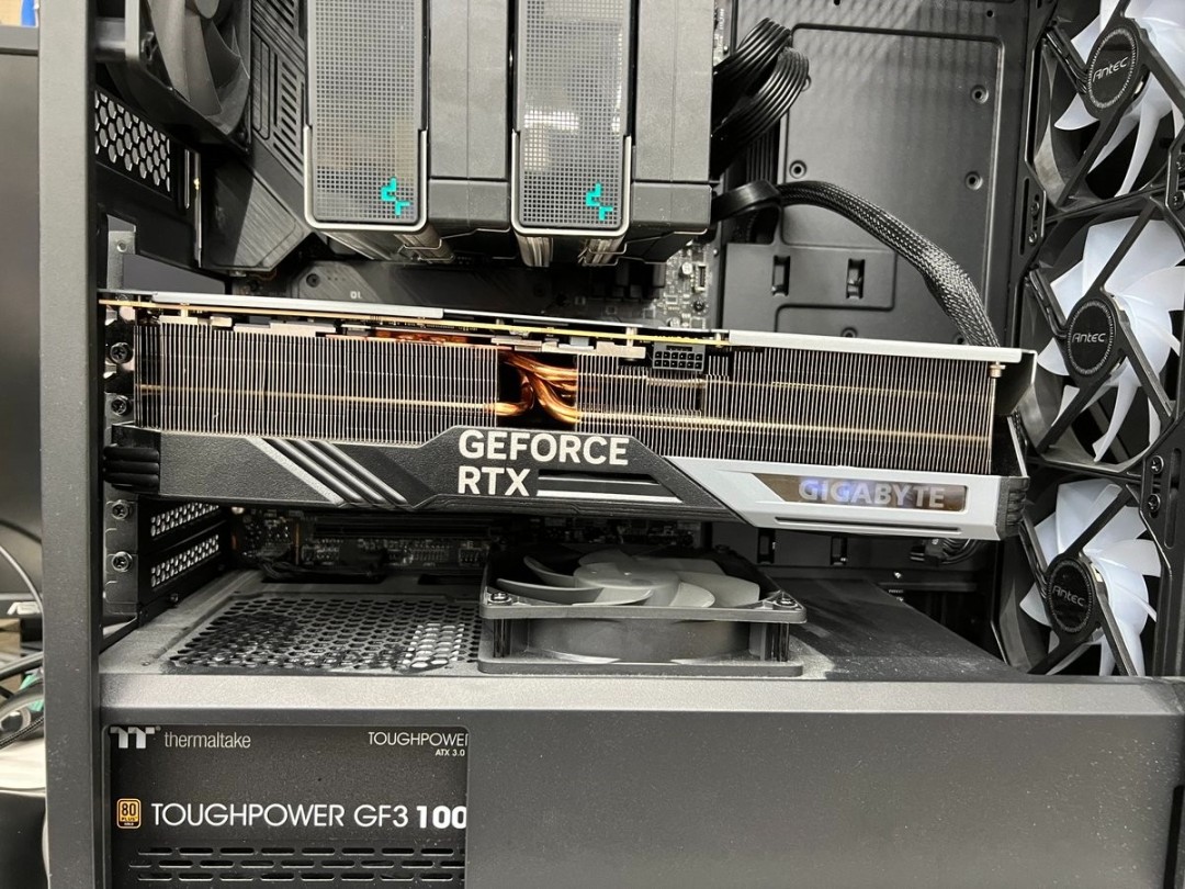 RTX 4090 顯卡太重變災情！他組裝時漏了這配件下場超慘，驚見主機板插槽被生生壓斷
