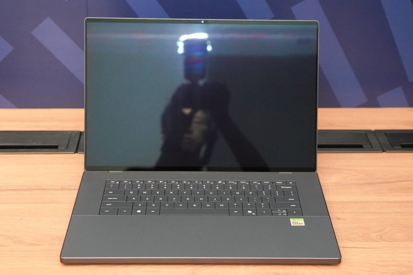 Dell的RTX Spark筆記型電腦同樣搭載16吋顯示器，機身外型相當方正，線條很簡單。
