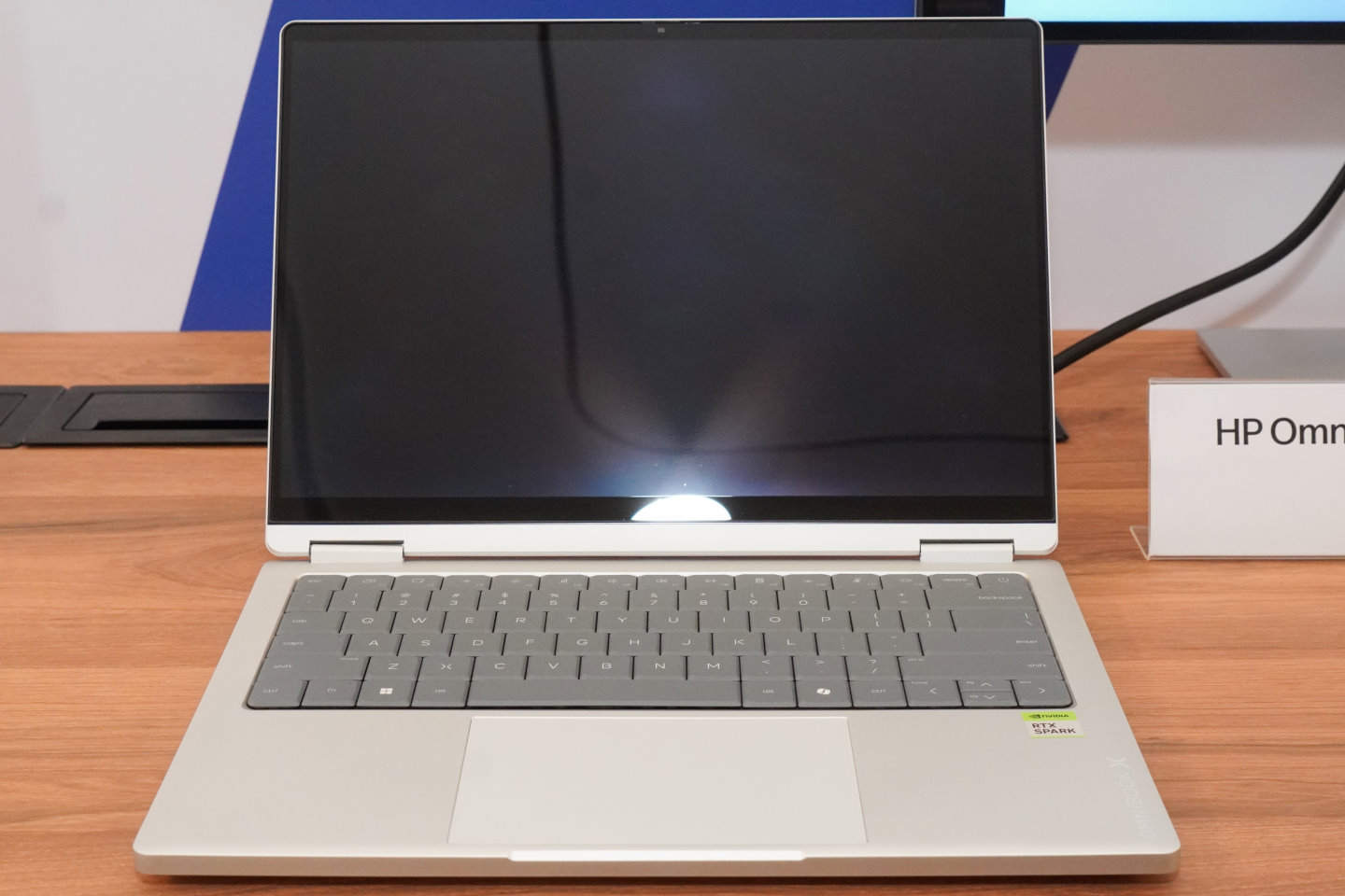 圖為14吋的HP RTX Spark筆記型電腦。